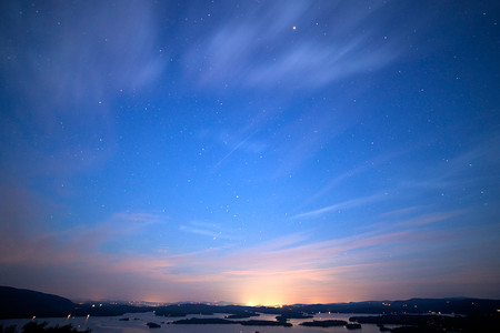 深邃藍(lán)色星光閃爍夜空