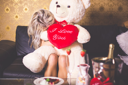情人节怀抱泰迪熊的女孩