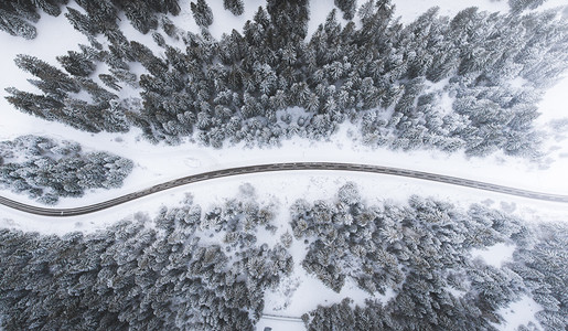 航拍雪后蜿蜒山路