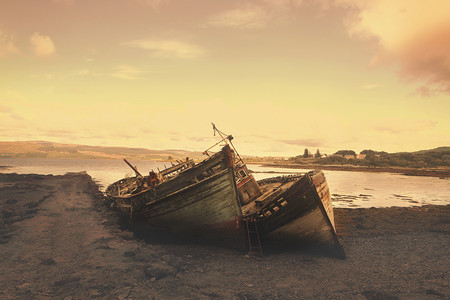 沙滩陈旧破损的沉船