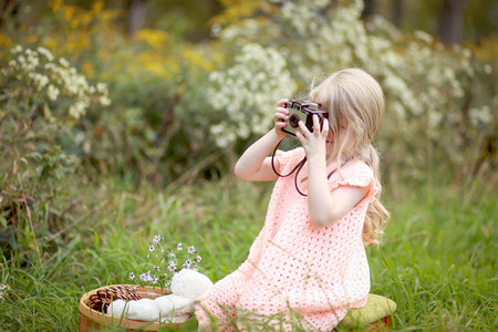 野外草地玩照相机的儿童
