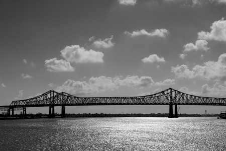 黑白色照片悬索桥