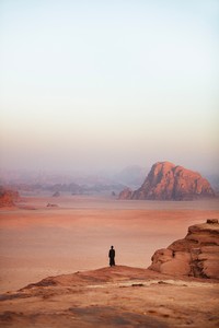 一个人站在荒漠