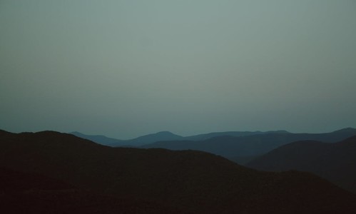 朦胧有雾气的山峰